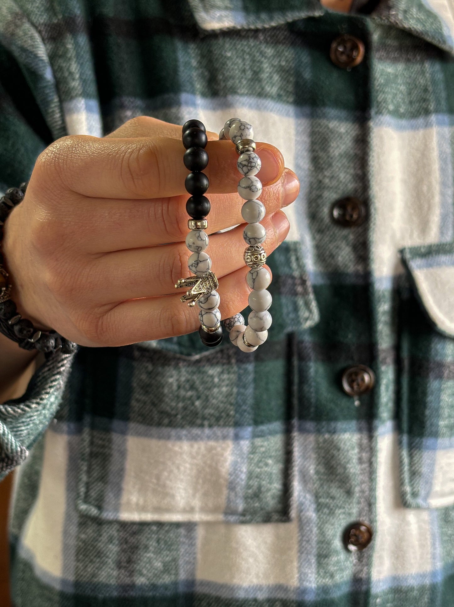 Pulsera Corona Ónix Mate y Reconstituida Howlita