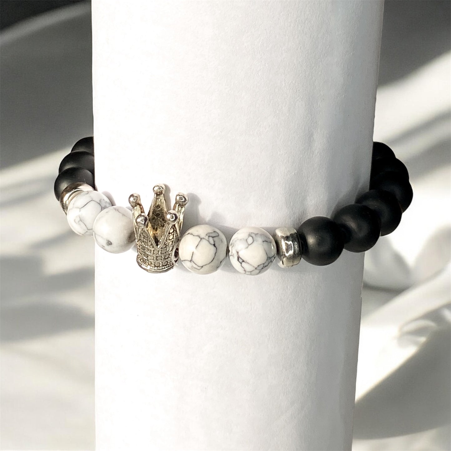 Pulsera Corona Ónix Mate y Reconstituida Howlita