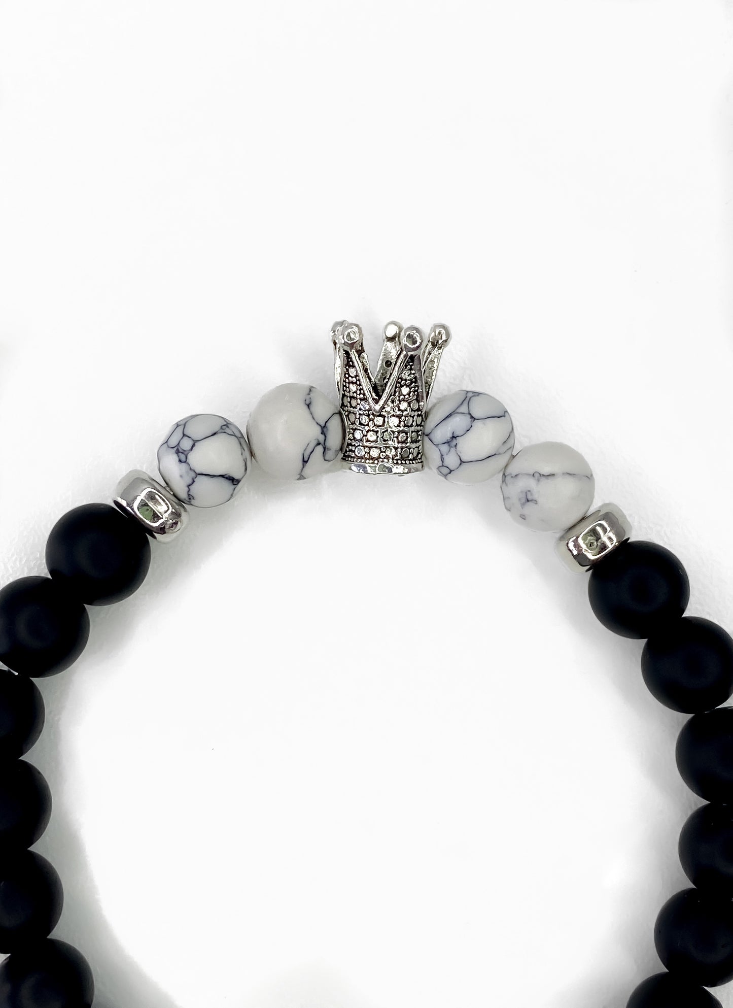 Pulsera Corona Ónix Mate y Reconstituida Howlita