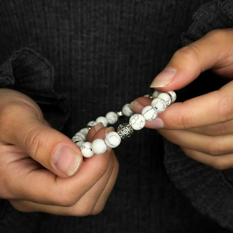 Pulsera Reconstituida Howlita con dijes