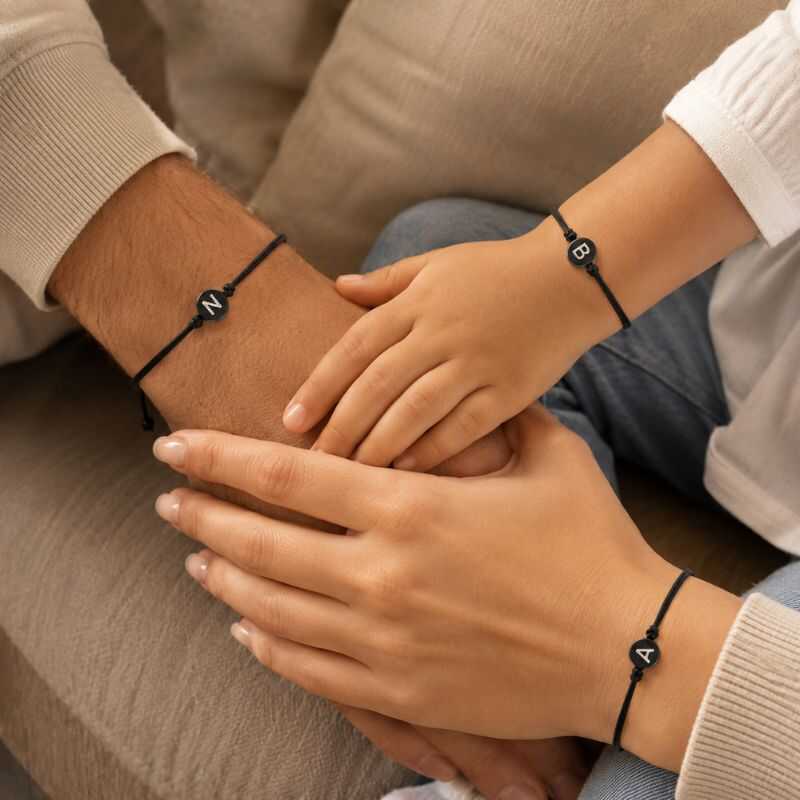 Pulseras Hilo Negro con Iniciales