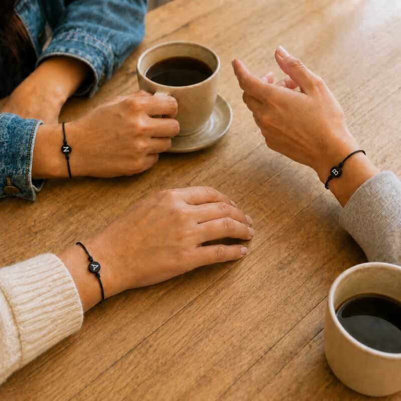 Pulseras Hilo Negro con Iniciales